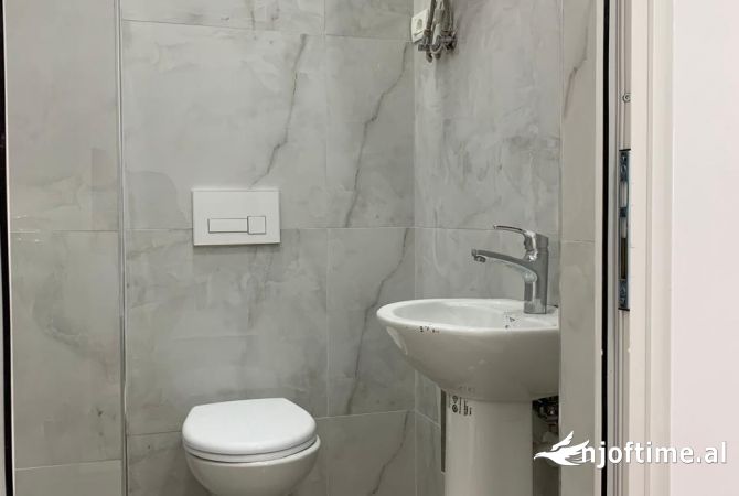 Shitet Dyqan 50.000Euro laprake