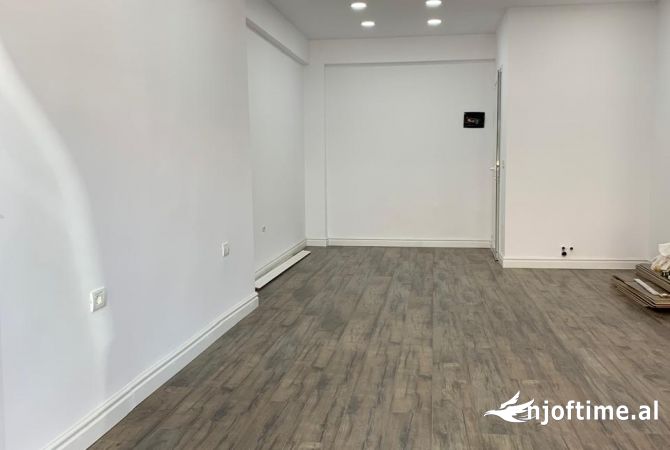 Shitet Dyqan 50.000Euro laprake