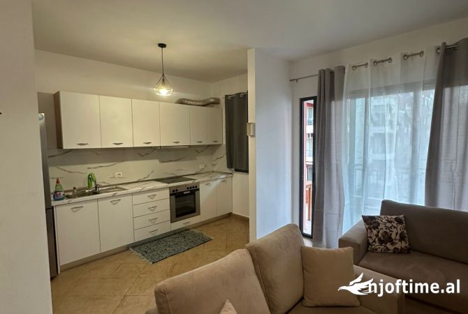 Apartament 2+1,i mobiluar,te galeria ne yzberisht,400 euro