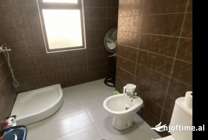 Shtepi ne shitje Apartament ne Tirane, 2+1, Mobilimi Bosh, pa mobiluar, Pagesa 130,000  Euro.