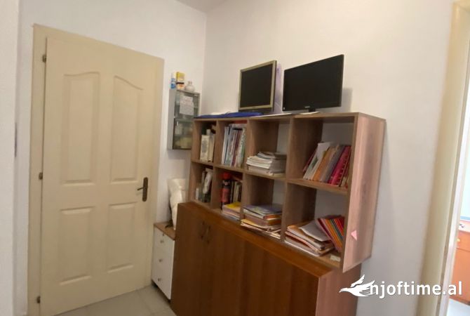 Shtepi ne shitje Apartament ne Tirane, 3+1, Mobilimi Pjeserisht e mobiluar, Pagesa 143,000  Euro.