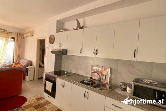 Shtepi ne shitje Apartament ne Tirane, 3+1, Mobilimi Pjeserisht e mobiluar, Pagesa 143,000  Euro.