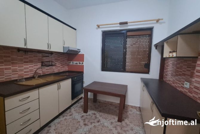 2+1,i mobiluar,shpi private 1 kateshe,zog i zi,400 euro