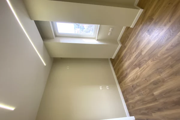 Shtepi me qera Papafingo(kati i catise) ne Tirane, 2+1, Mobilimi E mobiluar, Pagesa 750  Euro.