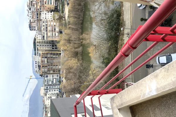 Shtepi me qera Papafingo(kati i catise) ne Tirane, 2+1, Mobilimi E mobiluar, Pagesa 750  Euro.