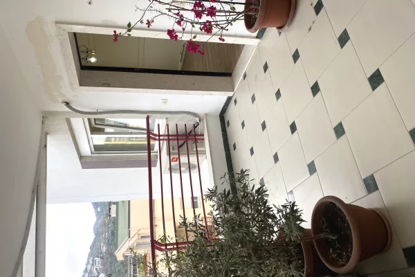 Shtepi me qera Papafingo(kati i catise) ne Tirane, 2+1, Mobilimi E mobiluar, Pagesa 750  Euro.