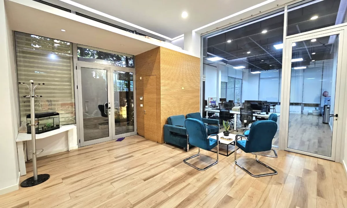 Ambjent biznesi,kopshti botanik,220 m2,2000 euro