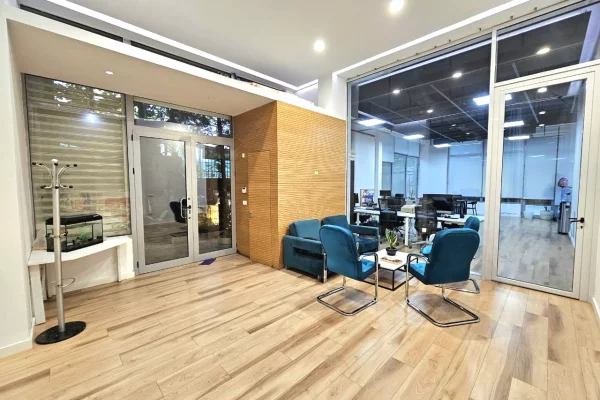 Ambjent biznesi,kopshti botanik,220 m2,2000 euro