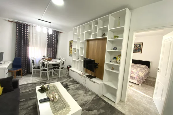 1+1,i mobiliar te komune e parisit,650 euro