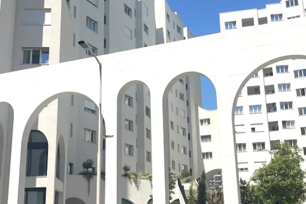 1+1,i mobiluar me parkim astir,570! Euro