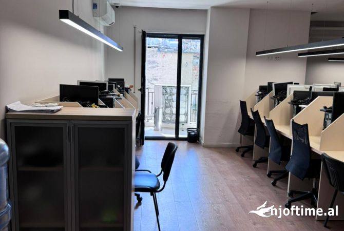 Ambiente Commerciale in Affitto 1+1 a Tirana - 1,950 Euro