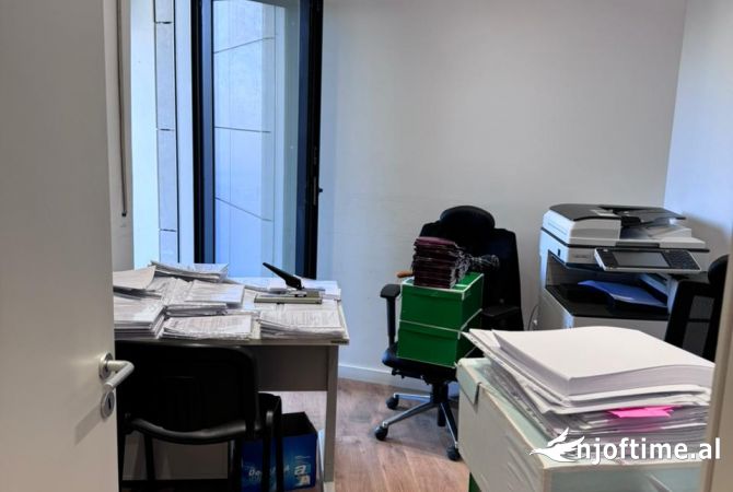 Ambiente Commerciale in Affitto 1+1 a Tirana - 1,950 Euro