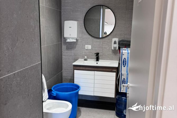 Ambiente Commerciale in Affitto 1+1 a Tirana - 1,950 Euro