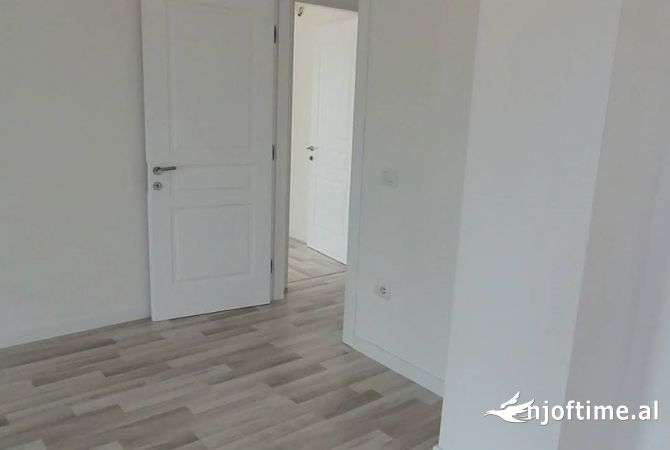 Ambiente Commerciale in Affitto 1+1 a Tirana - 700 Euro