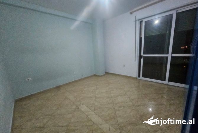 Ambiente Commerciale in Affitto 1+1 a Tirana - 600 Euro