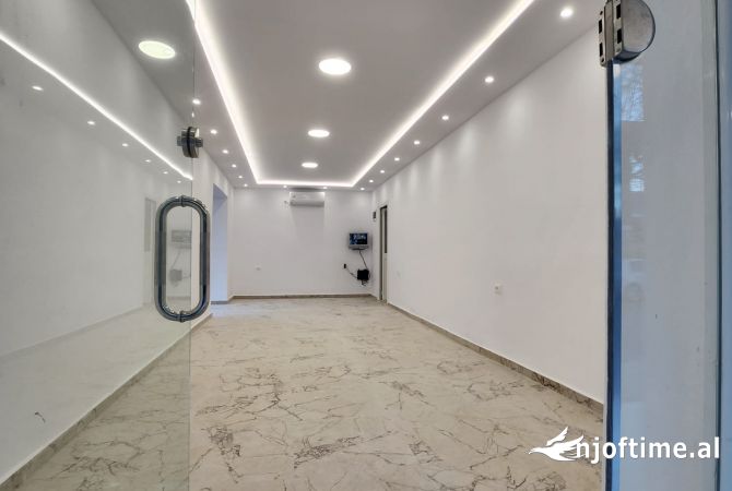 Ambiente Commerciale in Vendita 1+1 a Tirana - 150,000 Euro