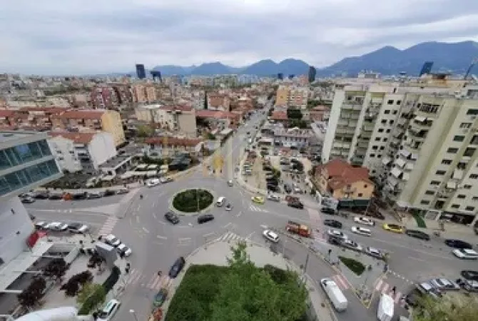 Ambient zyre me qira "Komuna e parisit"