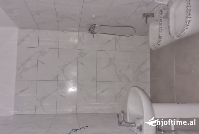 Shtepi me qera Apartament ne Tirane, 2+1, Mobilimi Bosh, pa mobiluar, Pagesa 400  Euro.