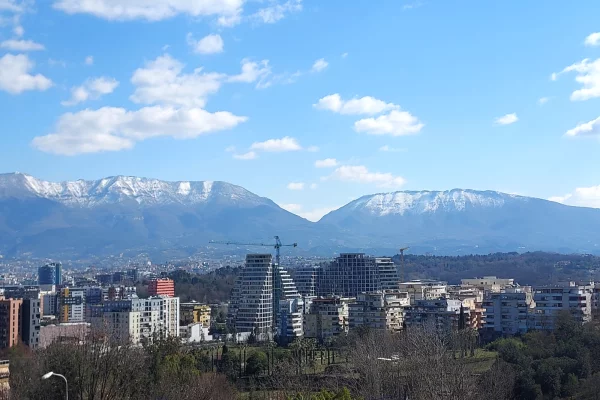 Jepet 2+1 i mobiluar. Te kodra e diellit sioer Kopshtit Botanik 