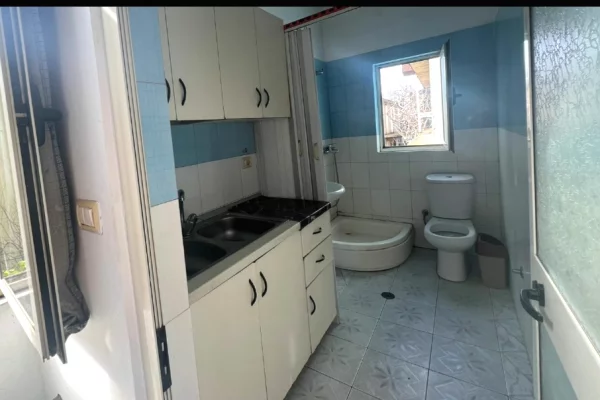 Shtepi me qera Shtepi Private ne Tirane, Garsoniere, Mobilimi E mobiluar, Pagesa 25,000  Leke.