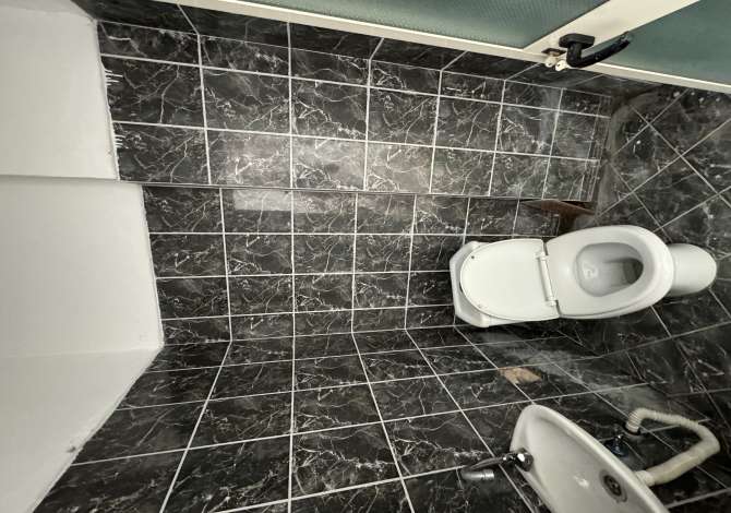 Ambiente Commerciale in Vendita 1+1 a Tirana - 40,000 Euro