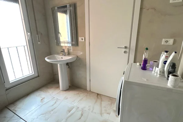 Shtepi me qera Apartament ne Tirane, 1+1, Mobilimi E mobiluar, Pagesa 550  Euro.