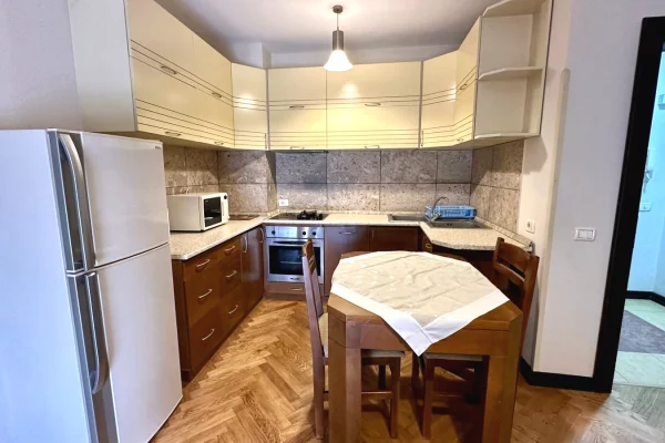 Apartament 1+1, Pazari I ri