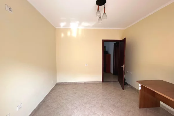 Shtepi ne shitje Apartament ne Tirane, 2+1, Mobilimi E mobiluar, Pagesa 130,000  Euro.