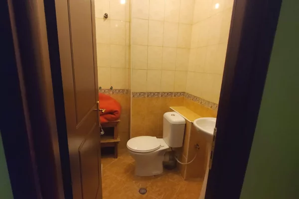 Shtepi ne shitje Apartament ne Tirane, 2+1, Mobilimi E mobiluar, Pagesa 130,000  Euro.