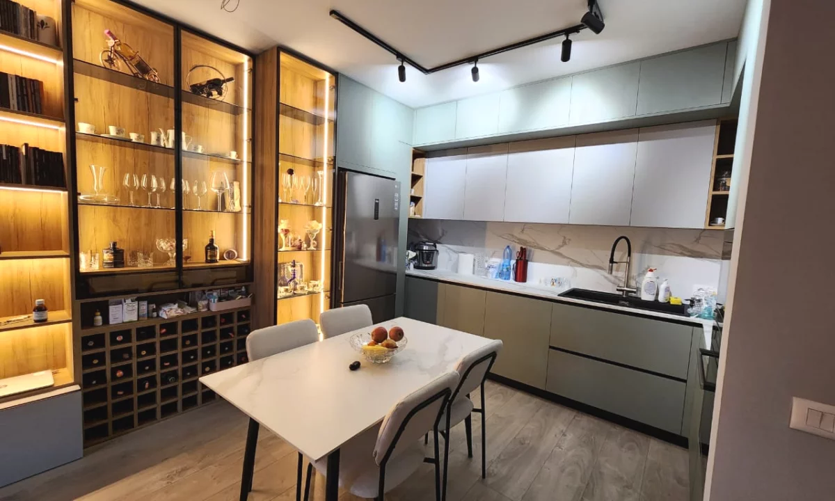 Appartamento in vendita a Tirana 2+1, Arredato