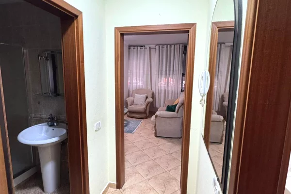 Shtepi me qera Apartament ne Tirane, 2+1, Mobilimi E mobiluar, Pagesa 75,000  Leke.