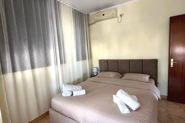 Shtepi me qera Apartament ne Tirane, 2+1, Mobilimi E mobiluar, Pagesa 75,000  Leke.