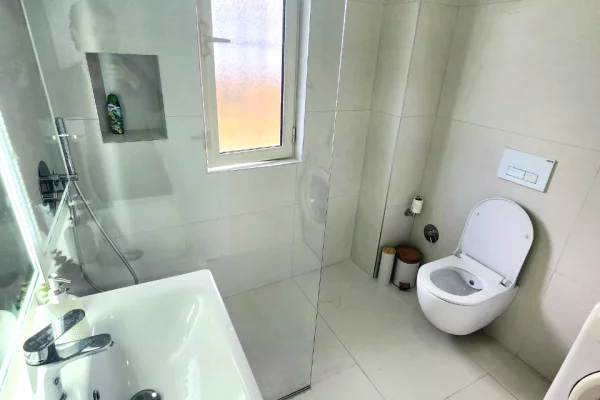 Shtepi me qera Apartament ne Tirane, 3+1, Mobilimi E mobiluar, Pagesa 60,000  Leke.