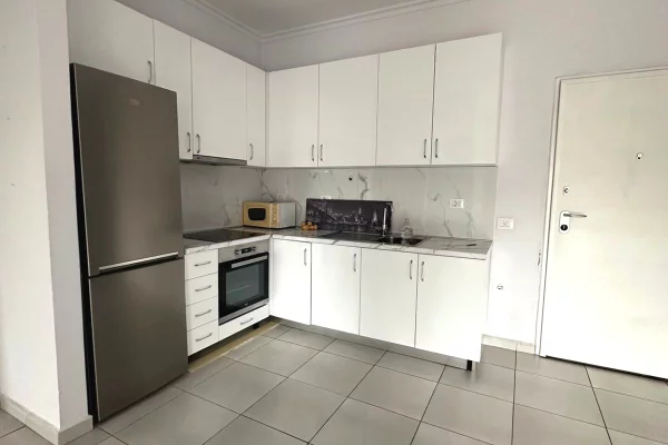 Shtepi me qera Apartament ne Tirane, 1+1, Mobilimi Pjeserisht e mobiluar, Pagesa 600  Euro.