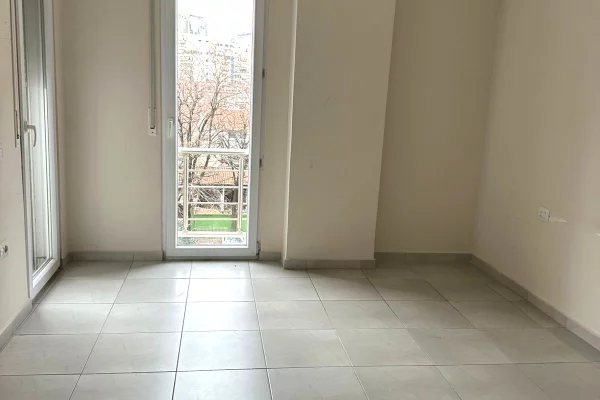 Shtepi me qera Apartament ne Tirane, 1+1, Mobilimi Pjeserisht e mobiluar, Pagesa 600  Euro.
