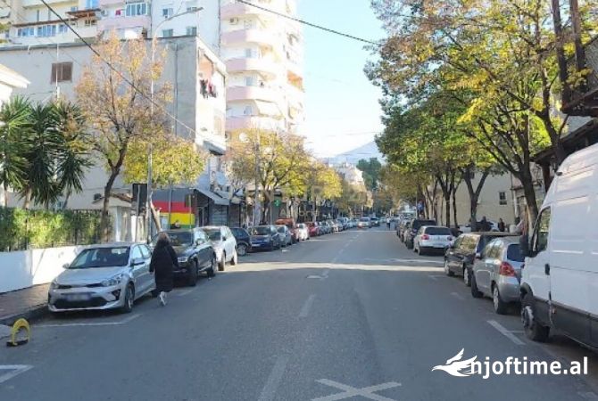 Jepet me qira ambient komercial buze rruges Fortuzi