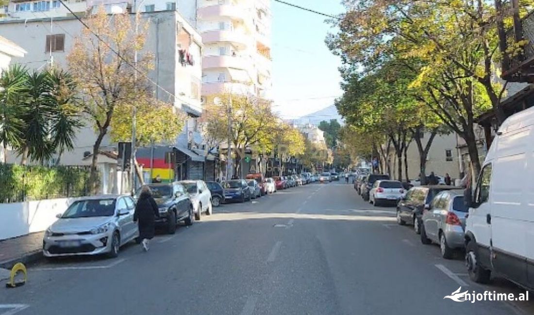 Jepet me qira ambient komercial buze rruges Fortuzi