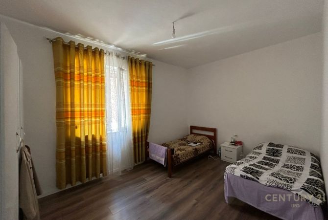 Shtepi ne shitje Apartament ne Tirane, 2+1, Mobilimi E mobiluar, Pagesa 135,000  Euro.