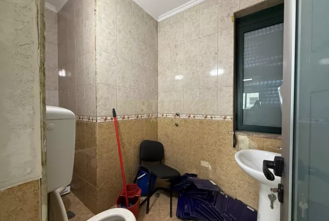 Ambient komercial per qira – Sheshi Skenderbej, kompleksi Galeria