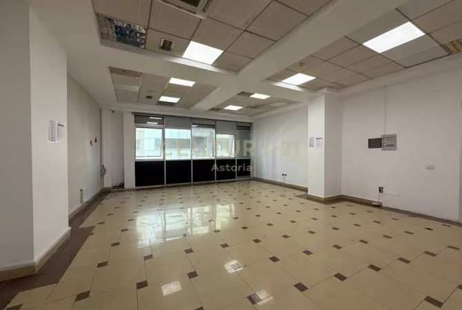 Ambient komercial per qira – Sheshi Skenderbej, kompleksi Galeria