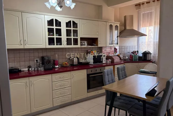 Appartamento in affitto a Tirana 2+1, Arredato