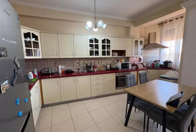 Appartamento in affitto a Tirana 2+1, Arredato