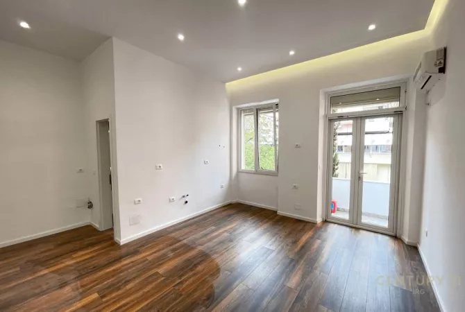 Shtepi ne shitje Apartament ne Tirane, Garsoniere, Mobilimi Bosh, pa mobiluar, Pagesa 137,000  Euro.