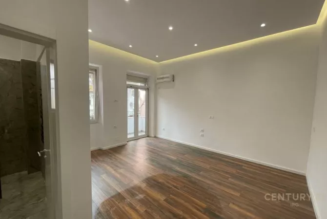 Shtepi ne shitje Apartament ne Tirane, Garsoniere, Mobilimi Bosh, pa mobiluar, Pagesa 137,000  Euro.