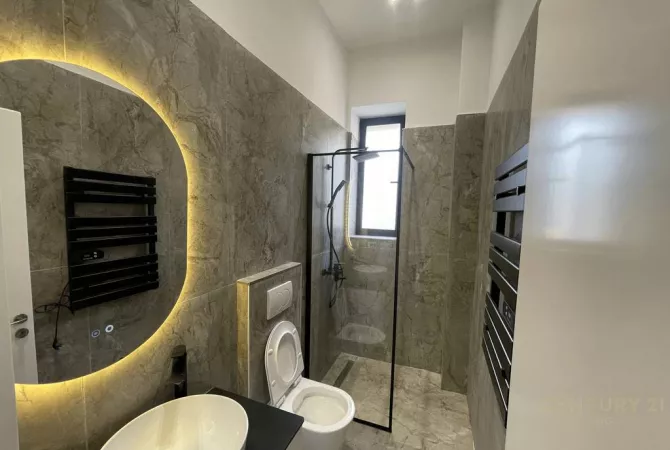 Shtepi ne shitje Apartament ne Tirane, Garsoniere, Mobilimi Bosh, pa mobiluar, Pagesa 137,000  Euro.