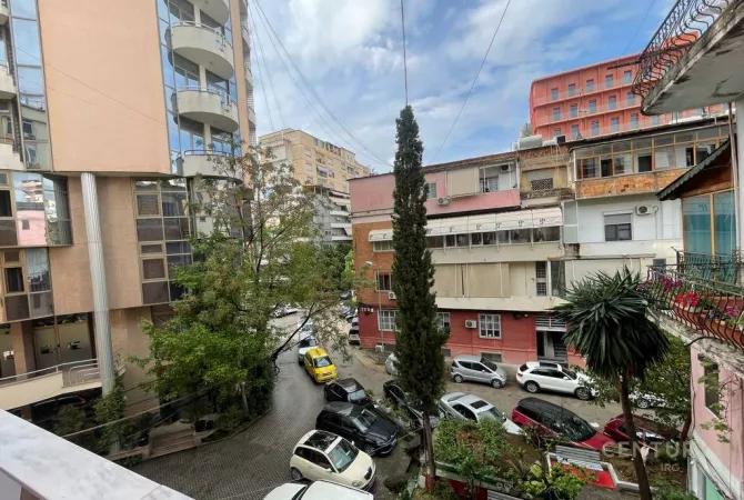 Shtepi ne shitje Apartament ne Tirane, Garsoniere, Mobilimi Bosh, pa mobiluar, Pagesa 137,000  Euro.