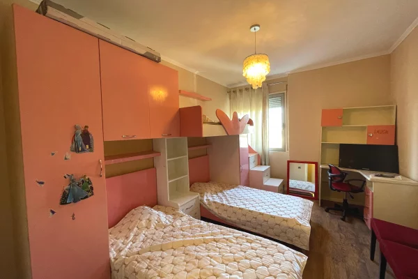 Shtepi me qera Apartament ne Tirane, 2+1, Mobilimi E mobiluar, Pagesa 450  Euro.