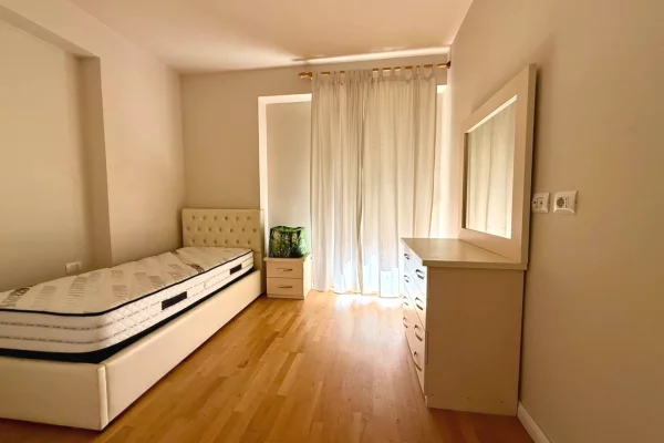 Shtepi me qera Apartament ne Tirane, 2+1, Mobilimi E mobiluar, Pagesa 90,000  Leke.