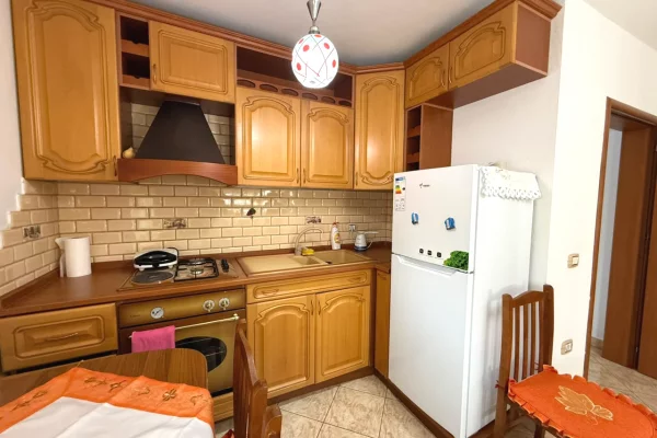 Shtepi me qera Apartament ne Tirane, 1+1, Mobilimi E mobiluar, Pagesa 35,000  Leke.