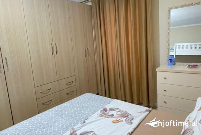 Ambiente Commerciale in Affitto 5+1 a Tirana - 400 Euro
